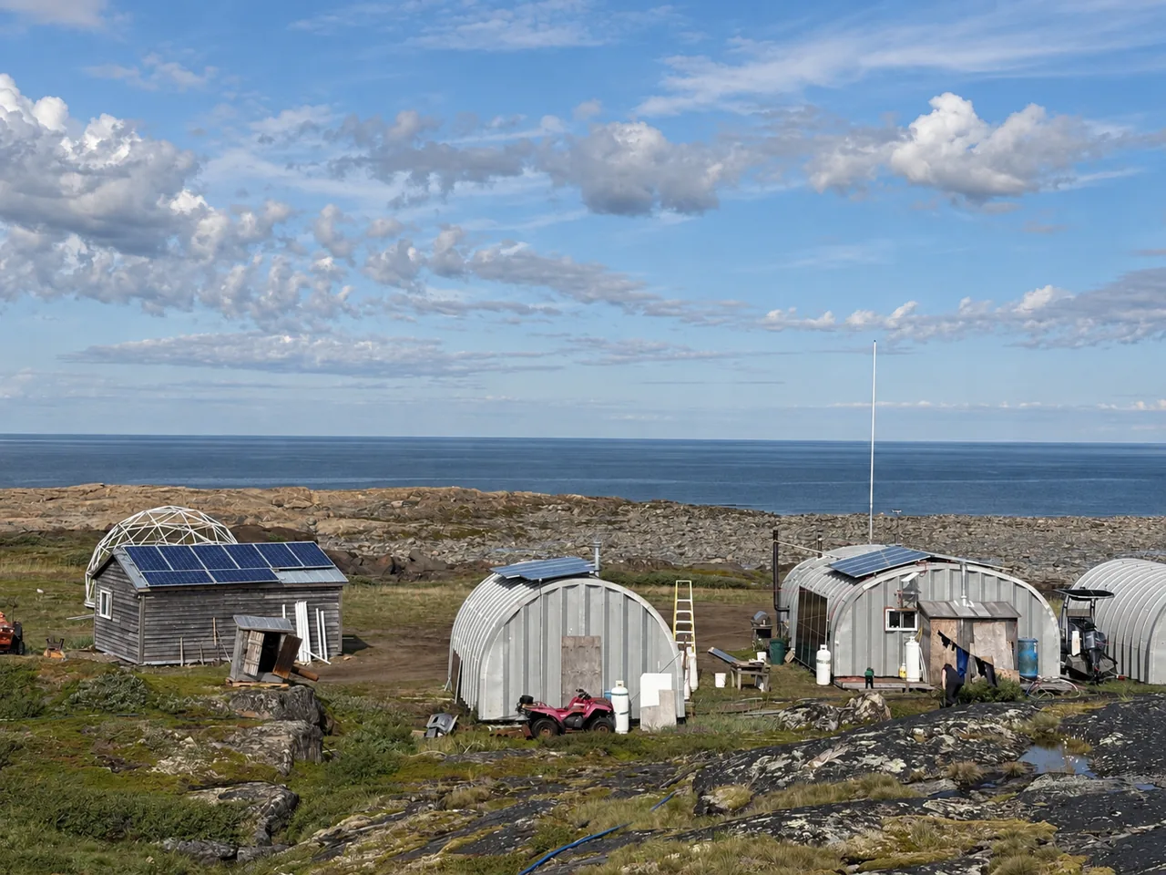 Pourvoirie du Grand Nord — bâtiments et panneaux solaires — vue 1