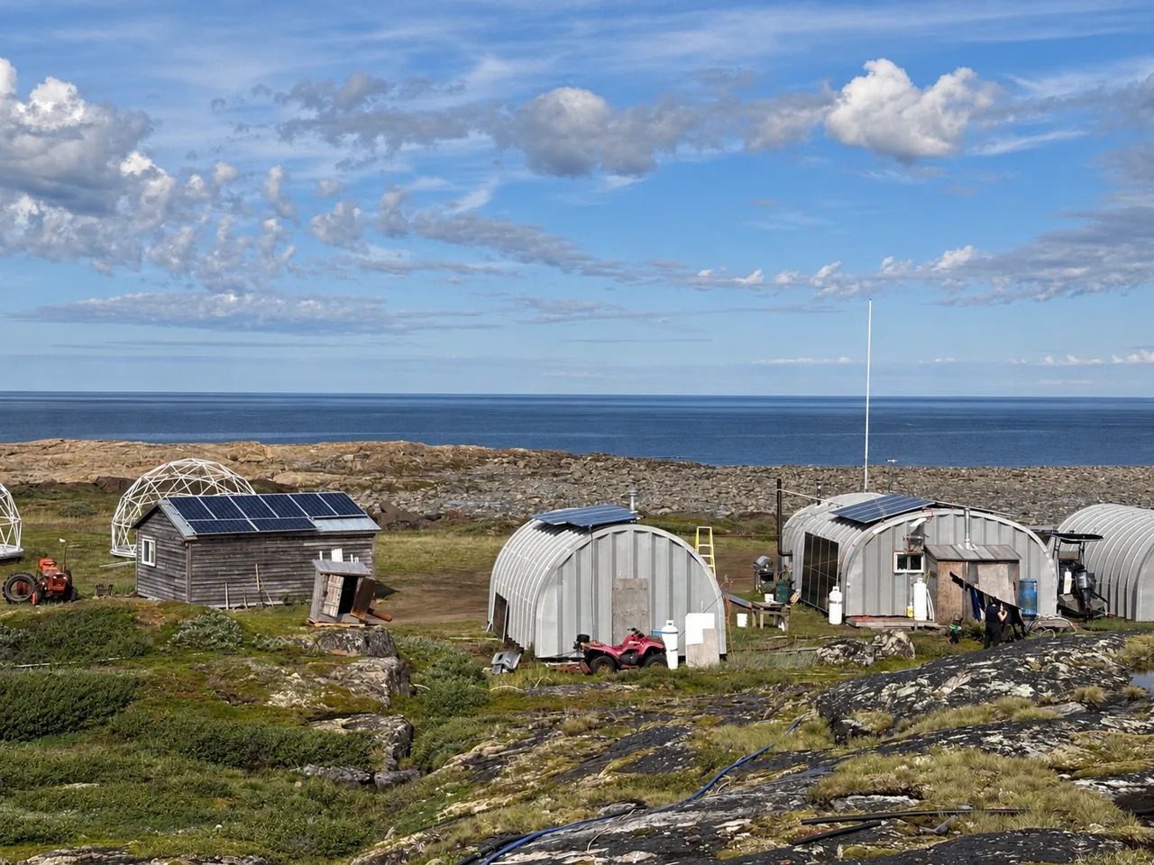 Pourvoirie du Grand Nord — bâtiments et panneaux solaires — vue 2